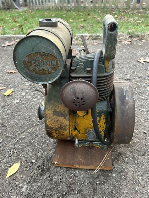 Vintage Rare 4 Cycle The Lauson Engine RSH 782 Wood Wheel Moves Free