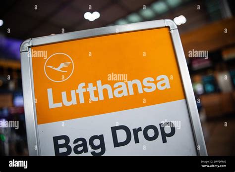 Das Logo Der Lufthansa Am Flughafen Berlin Brandenburg Wahrend Einem