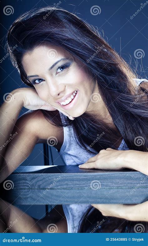 Beau Jeune Brunette De Sourire Image Stock Image Du Sensuel Rayonnant