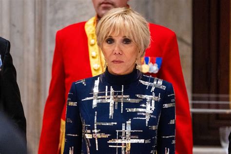 Brigitte Macron Chic Et élégante Dans Une Robe Crayon Elle Dévoile