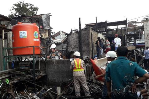 Foto Palyja Alirkan Air Dan MCK Gratis Di Lokasi Kebakaran Taman Kota