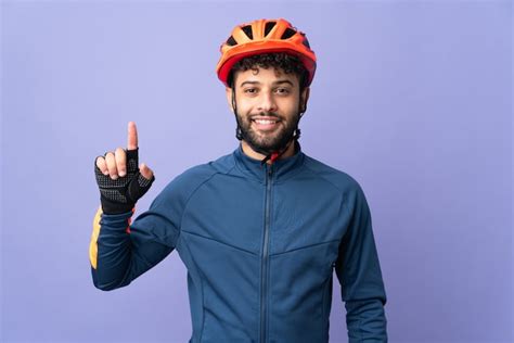 Hombre Joven Ciclista Marroqu Aislado En La Pared P Rpura Apuntando