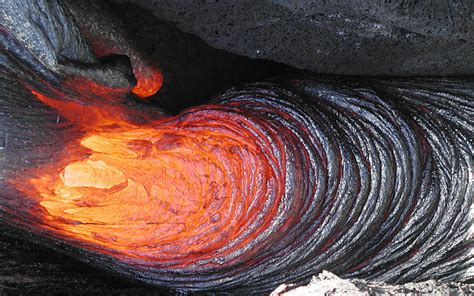 Describe Pahoehoe And Aa Lava Flows