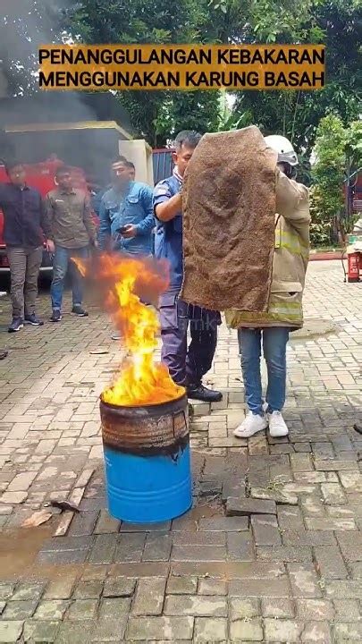 Penanggulangan Kebakaran Menggunakan Karung Basah Shorts Shortvideo Damkar Youtube