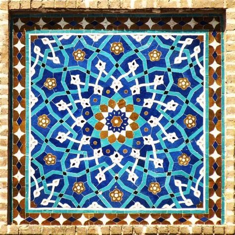 بلاط الجدران المسجد مصممة بشكل جميل In 2020 Islamic Art Pattern