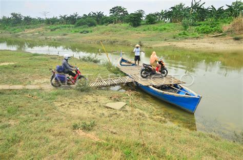 JASA PERAHU PENYEBERANGAN SUNGAI ANTARA Foto