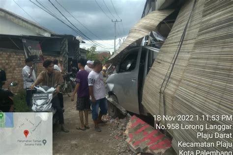 Pick Up Seruduk Warung Pecel Lele Dan Dua Motor Tiga Orang Luka Ringan