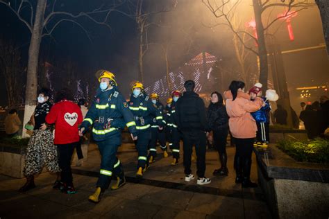 新春走基层丨快速出警、2分钟灭火他们在除夕夜守护万家灯火 上游新闻·汇聚向上的力量