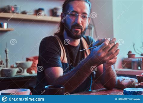 El Hombre Pensativo Diligente En Vidrios En Su Taller De La Cer Mica Es