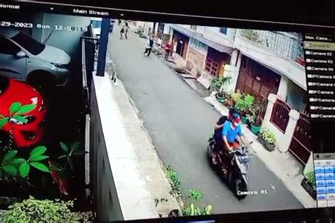 Foto Sedang Bertelepon Di Jalan Perempuan Ini Dijambret Di Matraman