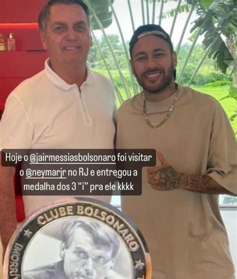 Bolsonaro Visita Neymar E Presenteia O Jogador Medalha De