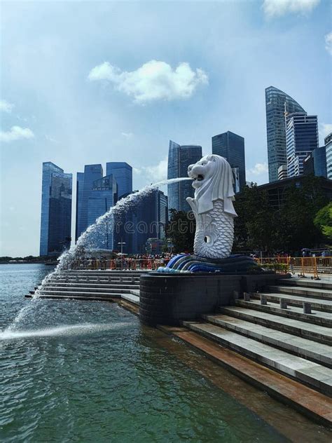 Merlion Fountain at the Merlion Park Waterfront Singapore Editorial ...