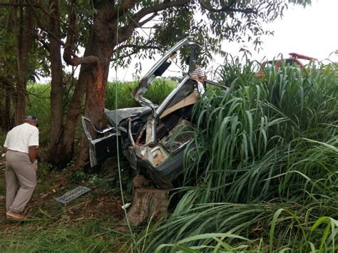 G Carro Sai Da Pista Bate Em Rvore E Motorista Fica Ferido Em