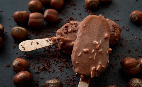 Prepara Unas Ricas Paletas De Yogurt Cubiertas Con Chocolate