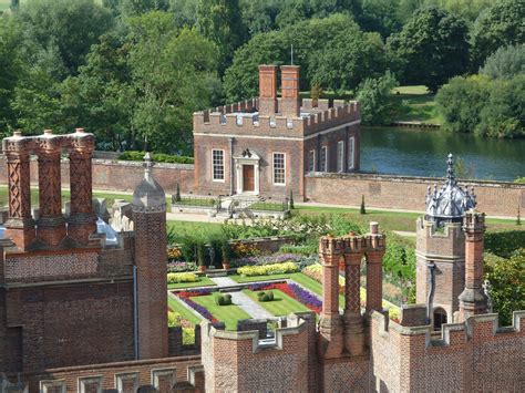 Tour Guide | Hamptoncourttours