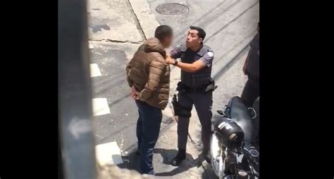 V Deo Mostra Policiais Dando Soco E Chute Em Motociclista Durante