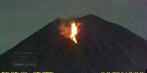 Gunung Semeru Muntahkan Lava Pijar Terekam Kali Letusan Merdeka