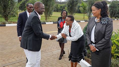 Kenyans Have Their Say On Rutos ‘odd Handshake With His Wife