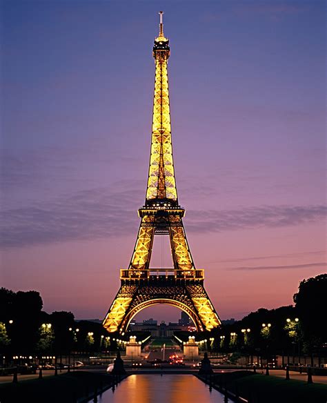 Eiffel Tower At Dusk Photo Of The Eiffel Tower In Paris Background