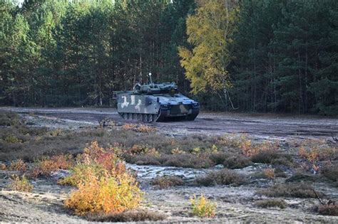 Na poligonie w Nowej Dębie wojsko testuje koreański wóz piechoty AS21