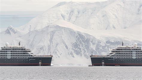 Le Due Navi Da Crociera Genovesi Si Incontrano Nelle Acque Dell