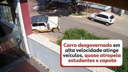 V Deo Carro Desgovernado Em Alta Velocidade Atinge Ve Culos Quase