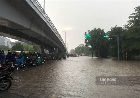 Mưa Lớn Gây Ngập Người Dân Vất Vả Qua Cầu Vĩnh Tuy Chương Dương