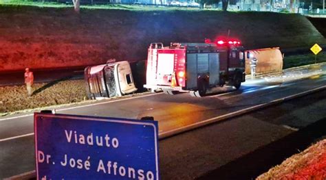 Carreta Bi Trem Perde Controle E Tomba Na Rodovia Euclides Da Cunha