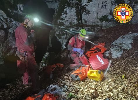 È salva la speleologa 25enne intrappolata a 130 metri di profondità