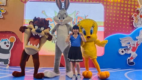 Meet And Greet With LOONEY TUNES YouTube