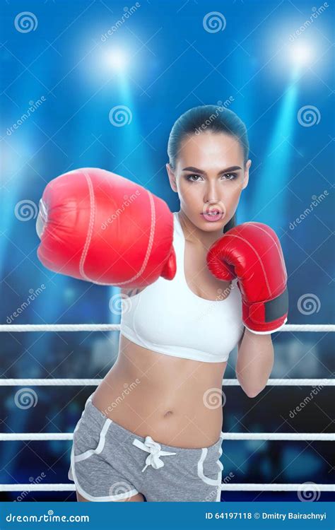 Mujer Con Los Guantes De Boxeo Foto De Archivo Imagen De Manera