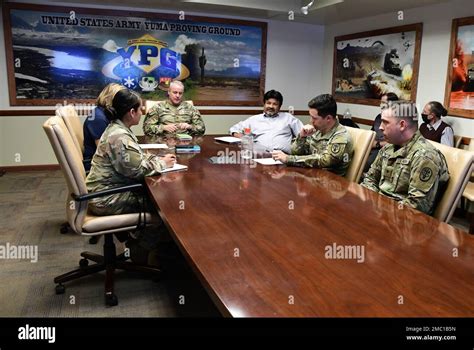 El Comandante Del Campo De Pruebas De Yuma YPG El Coronel Patrick