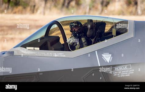 Ein Pilot Der Royal Australian Air Force Raaf F A Lightning Ii Mit