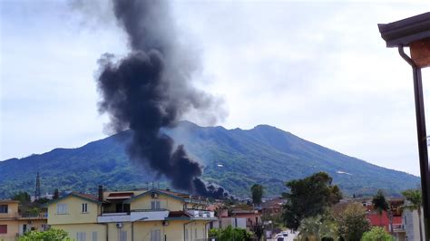 Esplosione Ottaviano Boato E Fabbrica In Fiamme Morto Operaio