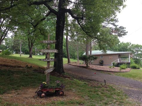 Cottage Near Lake Chickamauga In Chattanooga Has Balcony And Mountain