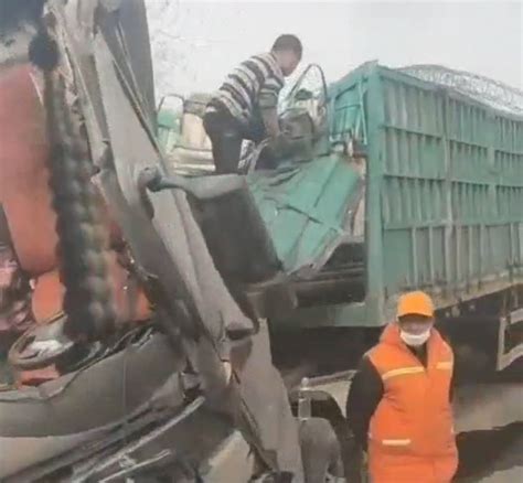 廊坊运输钢管大货车急刹车，钢管因惯性前冲刺穿驾驶室，惨不忍睹 事故