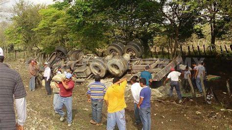 Vuelca Un Tr Iler Cargado De Cemento