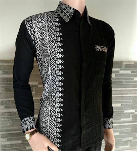 Lengan Panjang Model Baju Batik Pria Kombinasi Polos Seputar Model