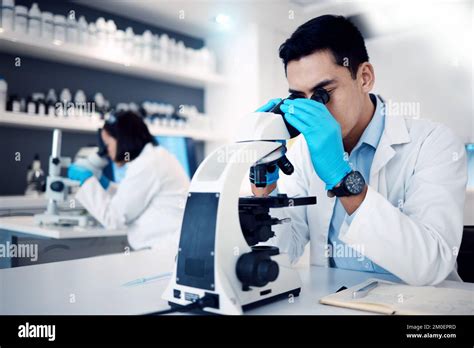 Ciencia Investigaci N Y Hombre Con Microscopio M Dico Para Examen