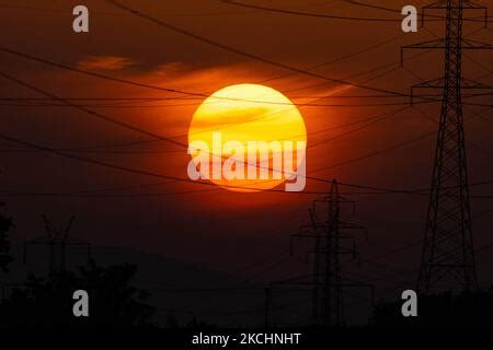 Coucher de soleil d été en Grèce avec pylônes électriques près de la