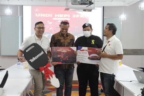 Telkomsel Serahkan Hadiah Program Undi Undi Hepi Koran Jakarta