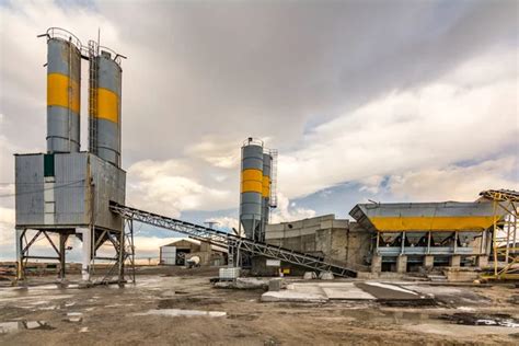 Cantera para la extracción de arena y piedra su transformación en