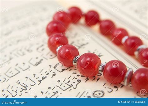 Quran and prayer beads stock image. Image of quran, islamic - 14954511