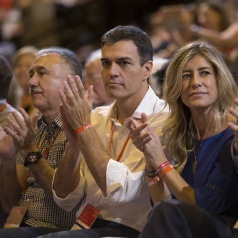 Begoña Gómez y Pedro Sánchez aplaudiendo en el 39 congreso del PSOE