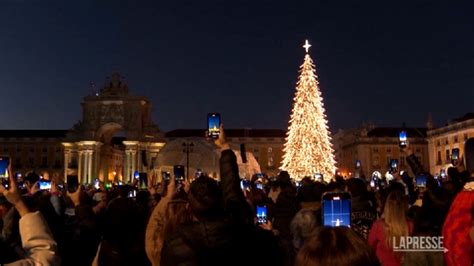 VIDEO Portogallo A Lisbona Acceso L Albero Di Natale