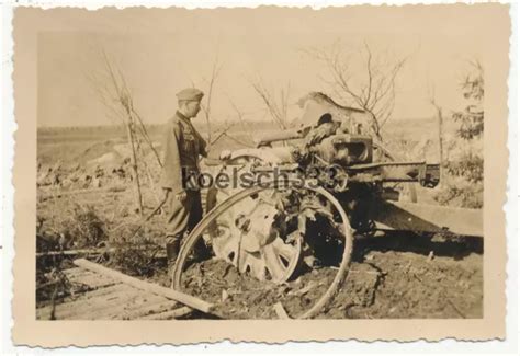 FOTO SOLDAT DER Wehrmacht Am Feldkanonen Wrack Nach Volltreffer An Der