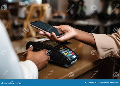 Making Contactless Payment Credit Card And Mobile Transaction