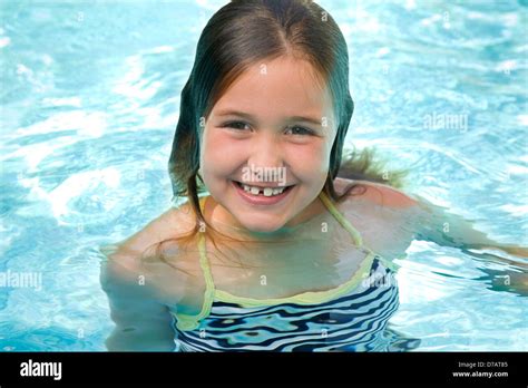 Adolescent Dans Une Piscine Banque De Photographies Et Dimages à Haute Résolution Alamy