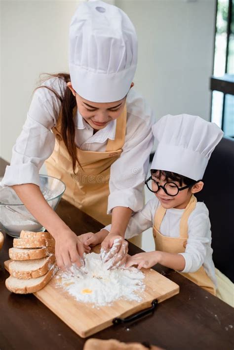 Mamá Enseñando A Su Hijo A Cocinar Comida Estilo De Vida Diario De