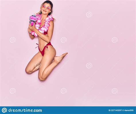 Jovencita Hermosa De Vacaciones Con Bikini Y Lei Hawaiano Sonriendo